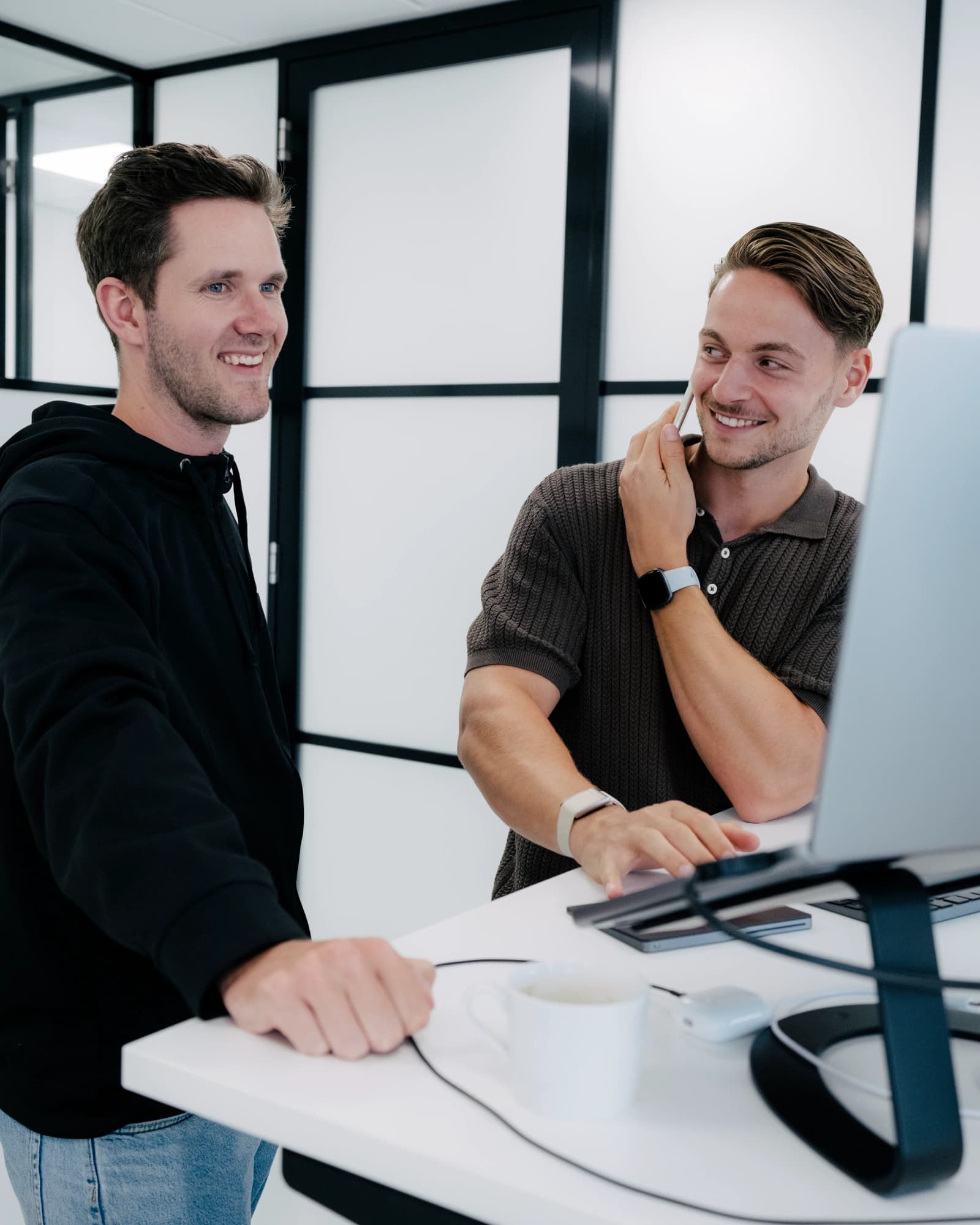 Het team van Digital KISS vergadert rond de laptop van Sam