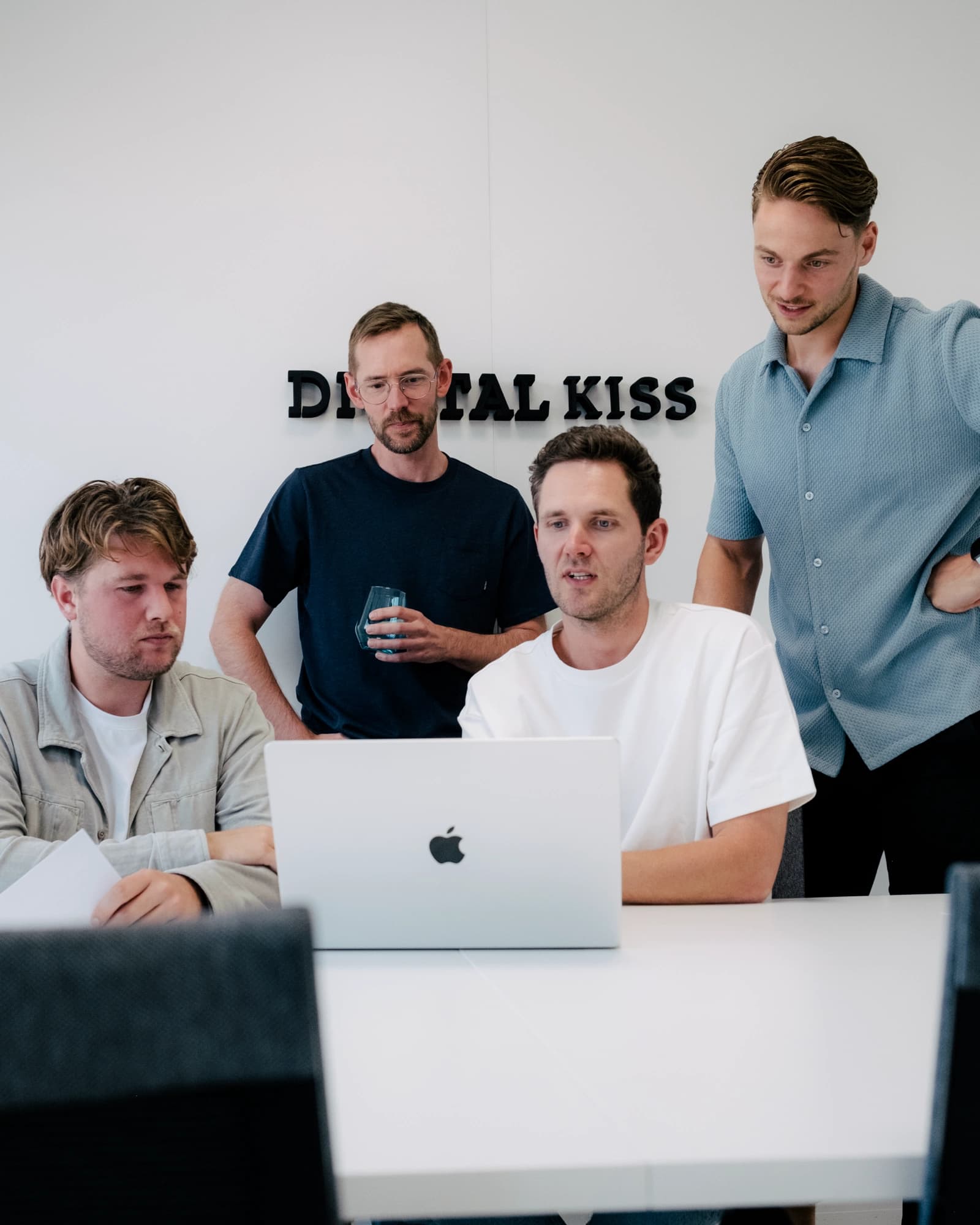 Sam, Leendert en Joost praten met elkaar tijdens een koffiepauze